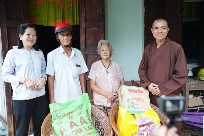 Giving gifts in the Ullambana season in the pagoda charity activities