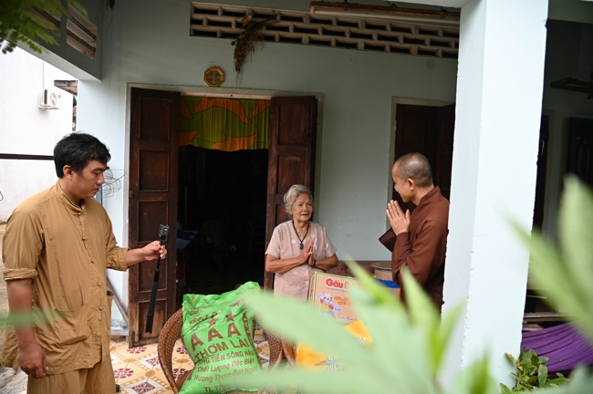 Giving gifts in the Ullambana season in the pagoda charity activities