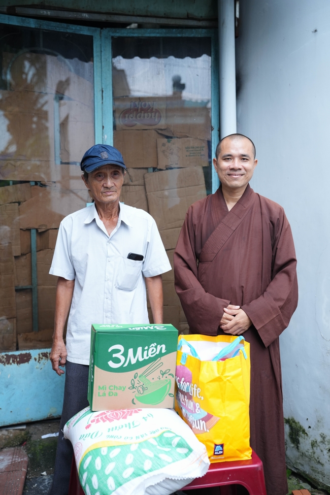 Giving gifts in the Ullambana season in the pagoda charity activities