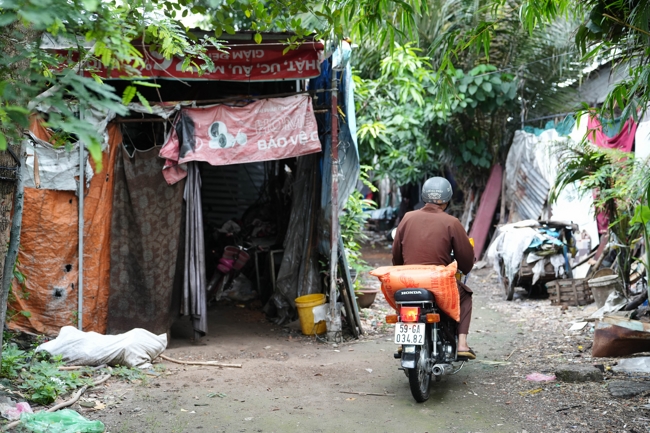 Giving gifts in the Ullambana season in the pagoda charity activities