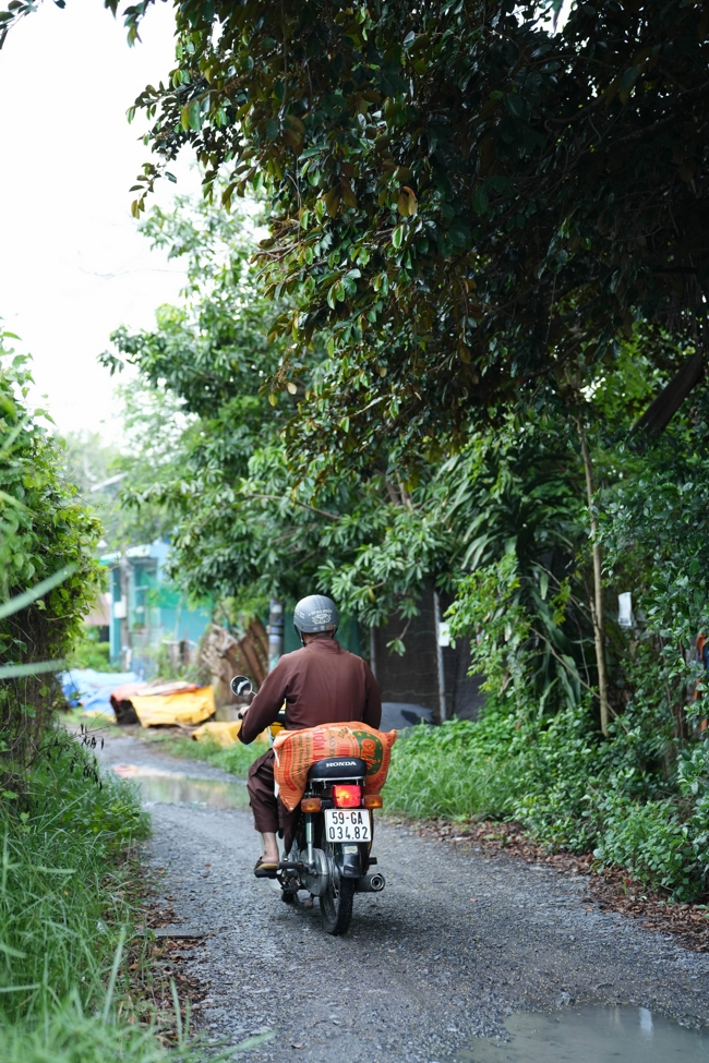 Giving gifts in the Ullambana season in the pagoda charity activities