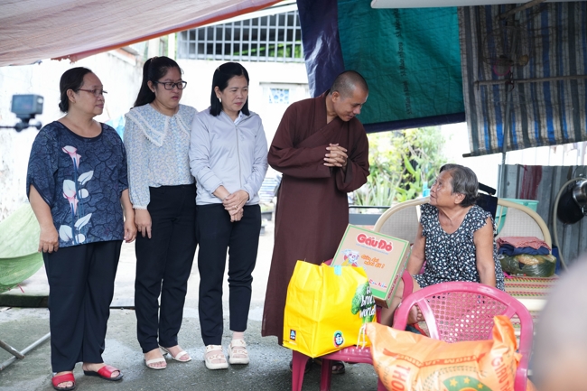 Giving gifts in the Ullambana season in the pagoda charity activities