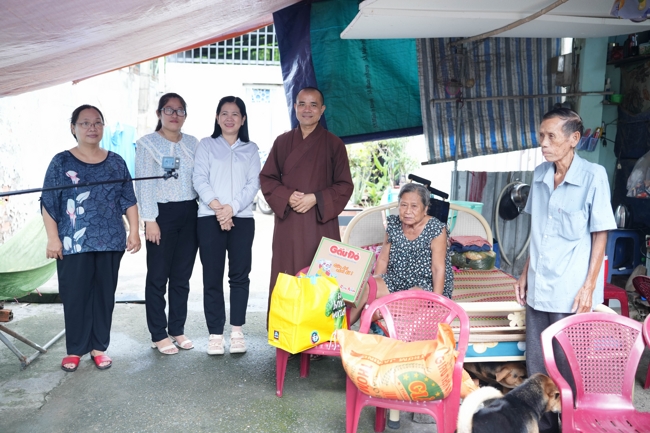 Giving gifts in the Ullambana season in the pagoda charity activities