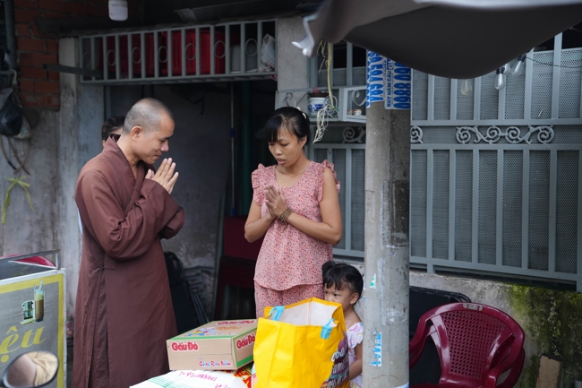 Giving gifts in the Ullambana season in the pagoda charity activities