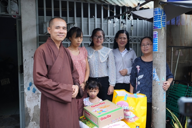 Giving gifts in the Ullambana season in the pagoda charity activities