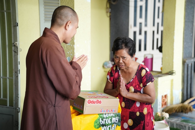 Giving gifts in the Ullambana season in the pagoda charity activities