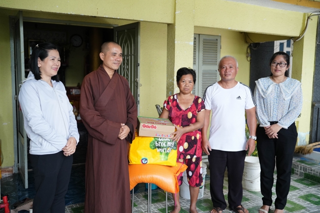 Giving gifts in the Ullambana season in the pagoda charity activities