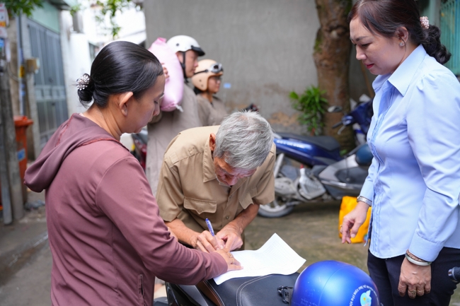 Giving gifts in the Ullambana season in the pagoda charity activities