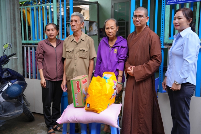 Giving gifts in the Ullambana season in the pagoda charity activities