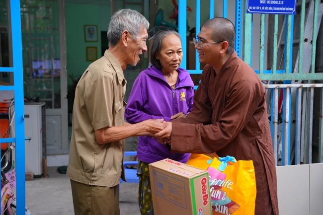 Giving gifts in the Ullambana season in the pagoda charity activities
