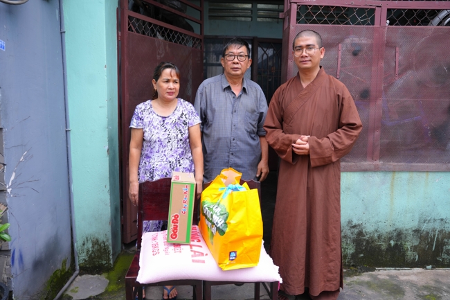 Giving gifts in the Ullambana season in the pagoda charity activities