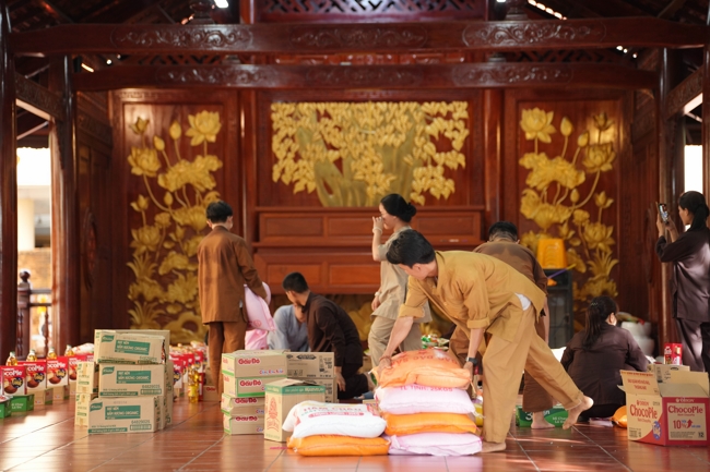 Giving gifts in the Ullambana season in the pagoda charity activities