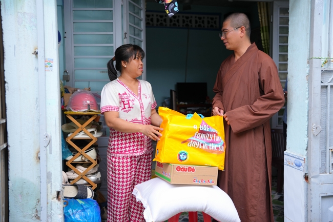 Giving gifts in the Ullambana season in the pagoda charity activities