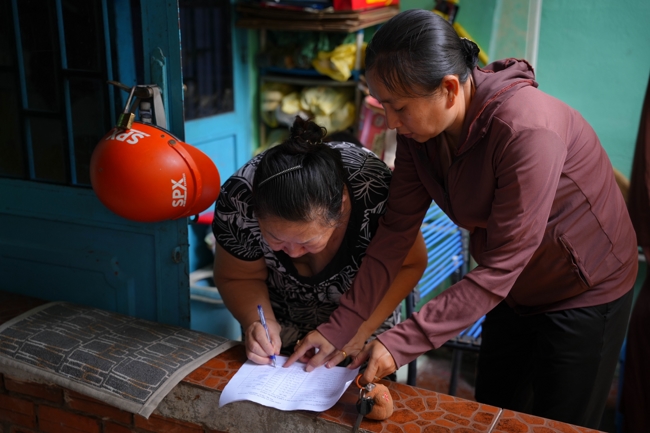 Giving gifts in the Ullambana season in the pagoda charity activities