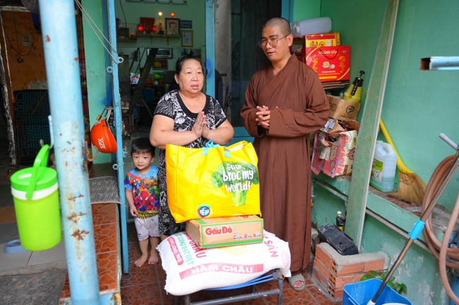 Giving gifts in the Ullambana season in the pagoda charity activities