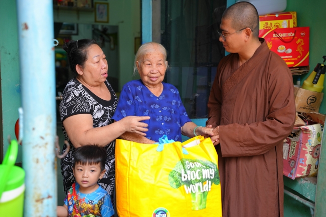 Giving gifts in the Ullambana season in the pagoda charity activities