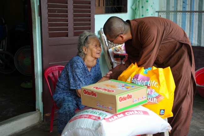 Giving gifts in the Ullambana season in the pagoda charity activities