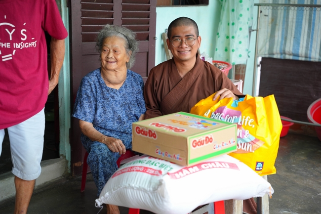 Giving gifts in the Ullambana season in the pagoda charity activities