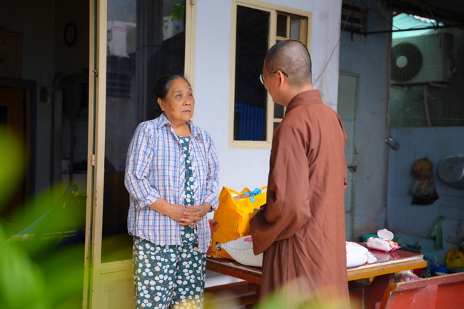 Giving gifts in the Ullambana season in the pagoda charity activities