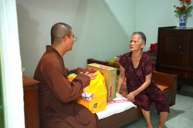 Giving gifts in the Ullambana season in the pagoda charity activities