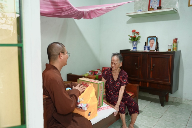 Giving gifts in the Ullambana season in the pagoda charity activities