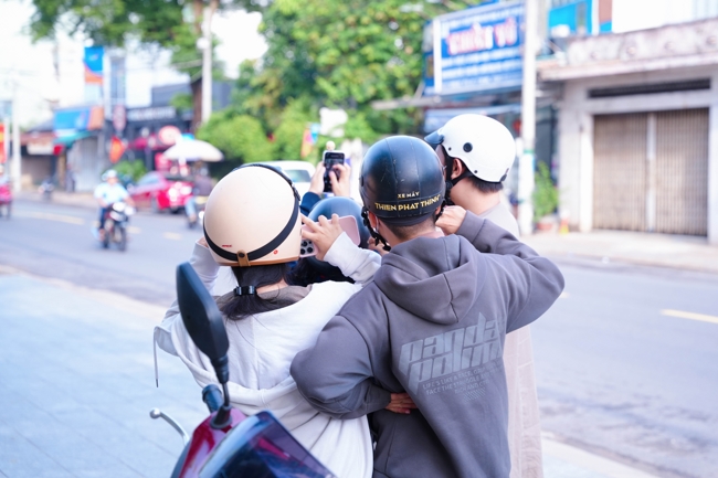 Giving gifts in the Ullambana season in the pagoda charity activities
