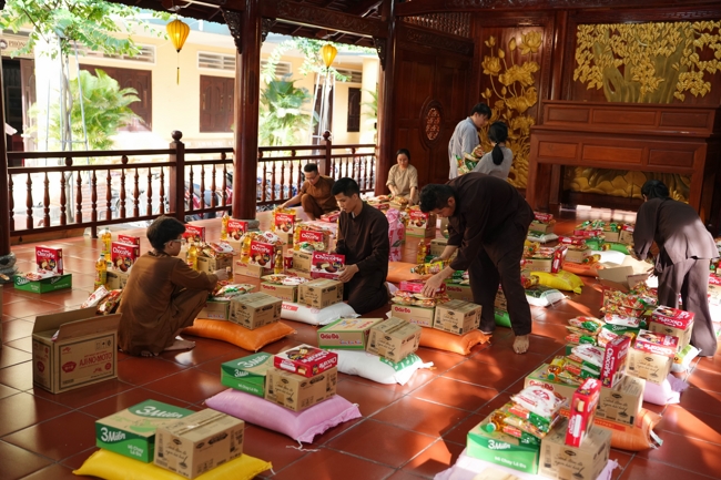 Giving gifts in the Ullambana season in the pagoda charity activities