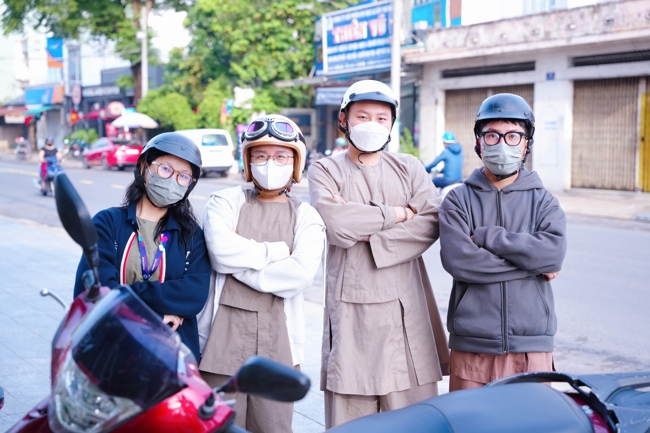 Giving gifts in the Ullambana season in the pagoda charity activities