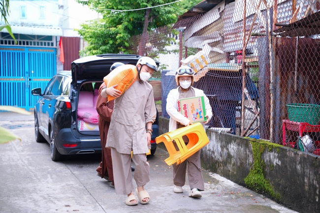 Giving gifts in the Ullambana season in the pagoda charity activities