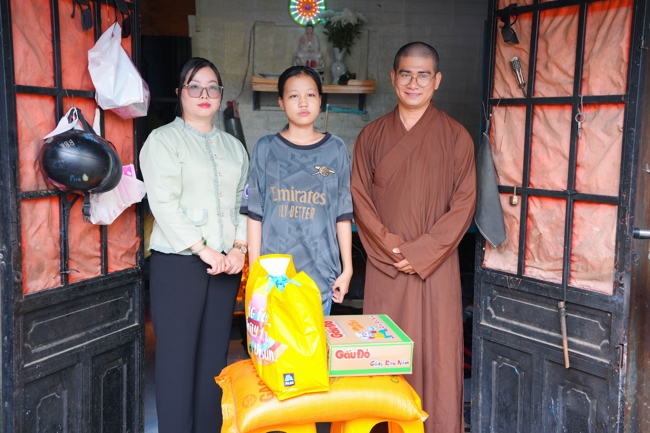 Giving gifts in the Ullambana season in the pagoda charity activities