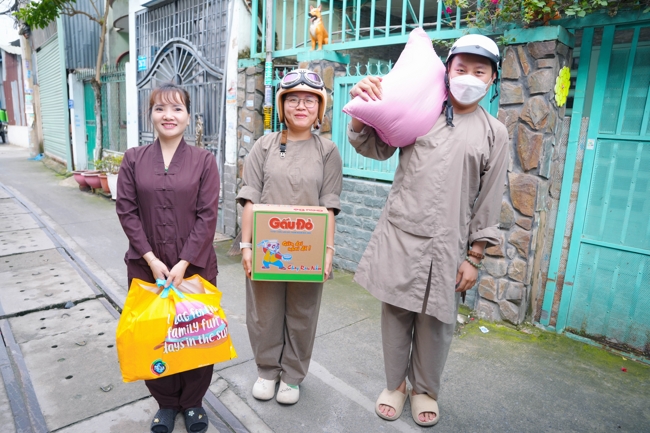 Giving gifts in the Ullambana season in the pagoda charity activities