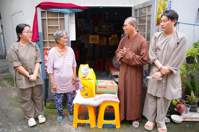 Giving gifts in the Ullambana season in the pagoda charity activities