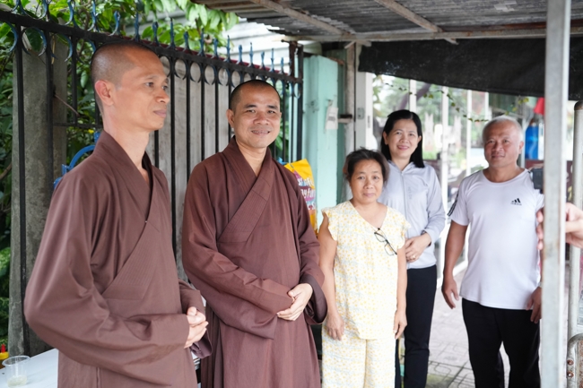 Giving gifts in the Ullambana season in the pagoda charity activities