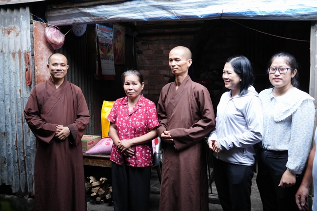 Giving gifts in the Ullambana season in the pagoda charity activities