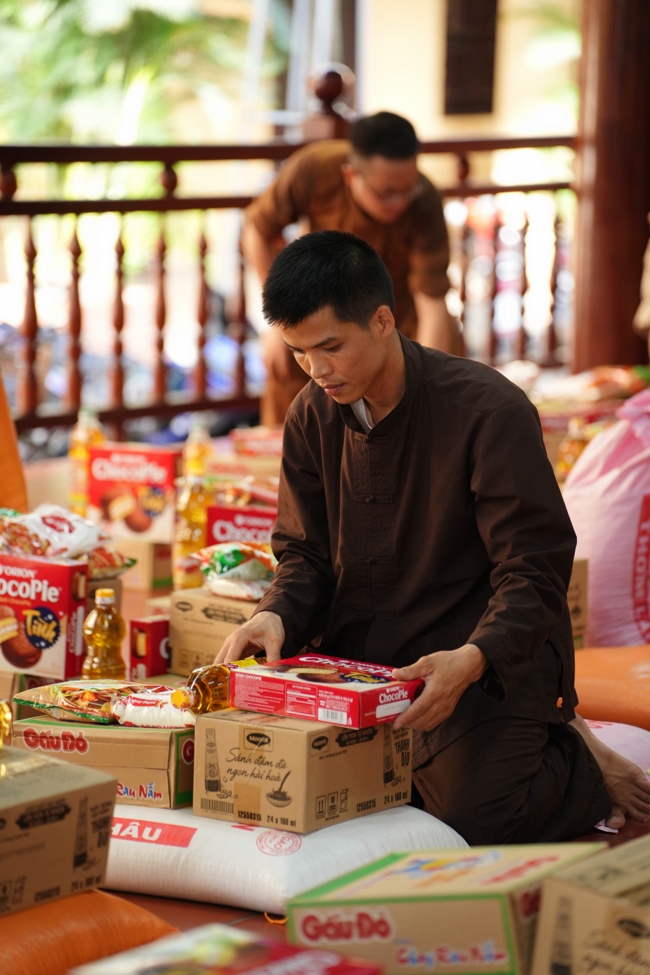 Giving gifts in the Ullambana season in the pagoda charity activities