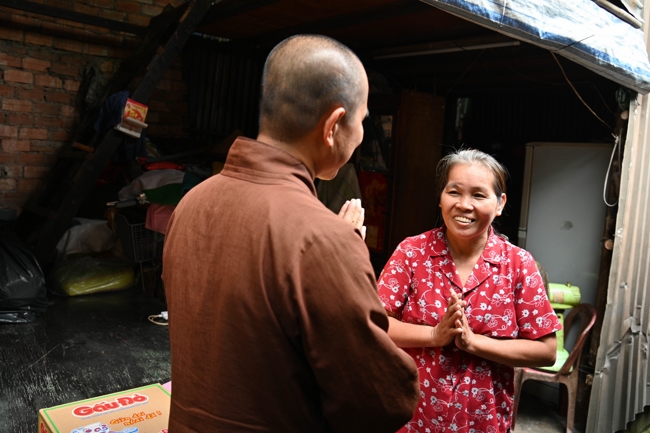 Giving gifts in the Ullambana season in the pagoda charity activities