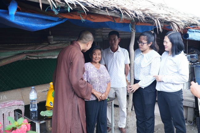 Giving gifts in the Ullambana season in the pagoda charity activities