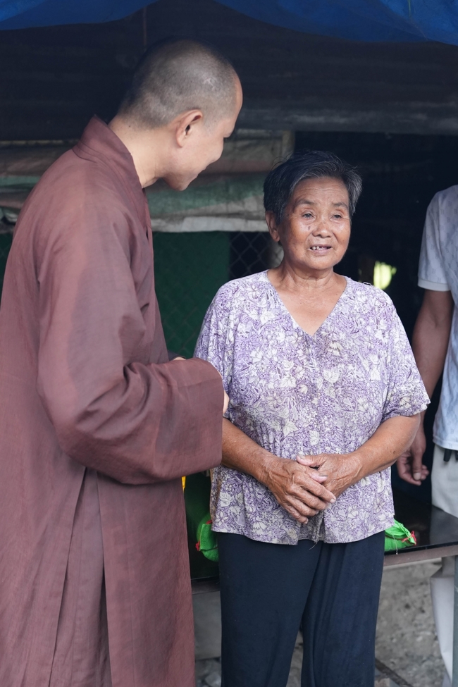 Giving gifts in the Ullambana season in the pagoda charity activities