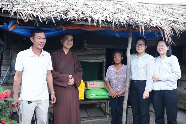 Giving gifts in the Ullambana season in the pagoda charity activities