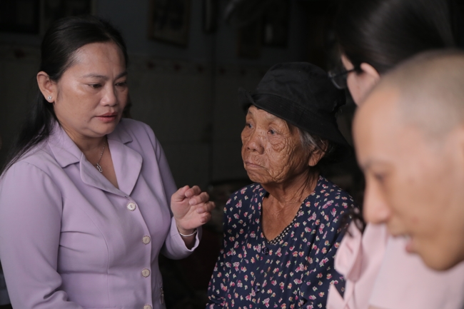 Giving gifts in the Ullambana season in the pagoda charity activities