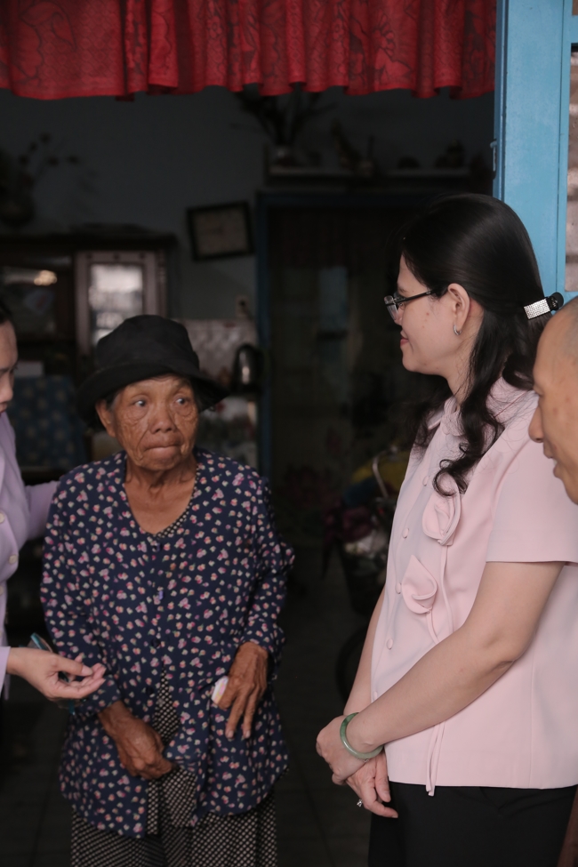 Giving gifts in the Ullambana season in the pagoda charity activities