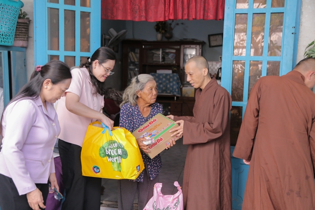 Giving gifts in the Ullambana season in the pagoda charity activities