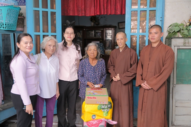 Giving gifts in the Ullambana season in the pagoda charity activities