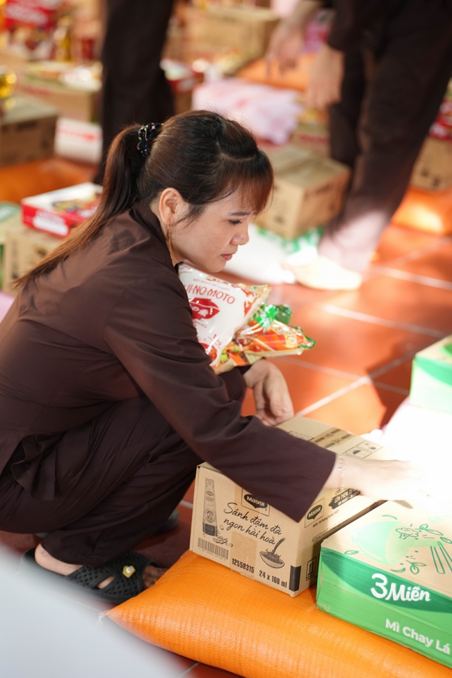 Giving gifts in the Ullambana season in the pagoda charity activities