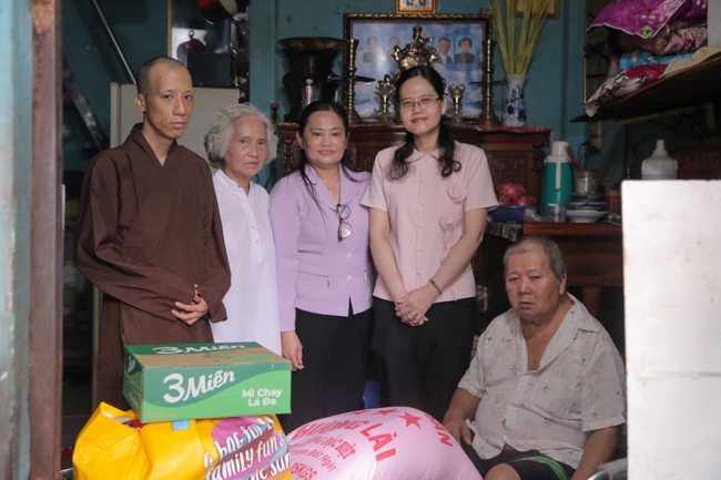 Giving gifts in the Ullambana season in the pagoda charity activities