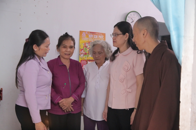 Giving gifts in the Ullambana season in the pagoda charity activities