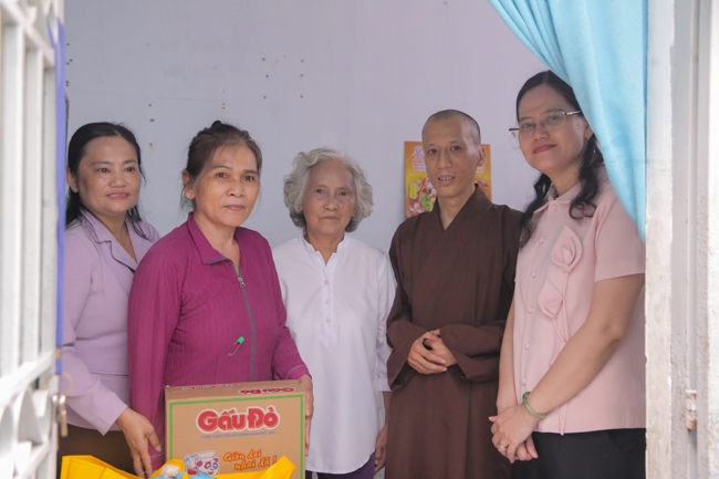 Giving gifts in the Ullambana season in the pagoda charity activities