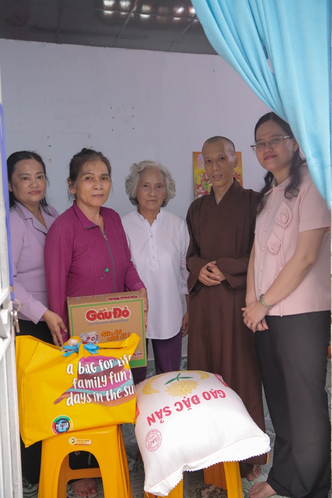 Giving gifts in the Ullambana season in the pagoda charity activities