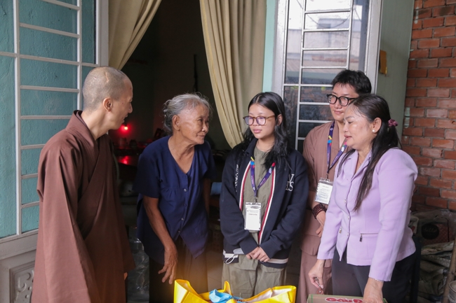 Giving gifts in the Ullambana season in the pagoda charity activities