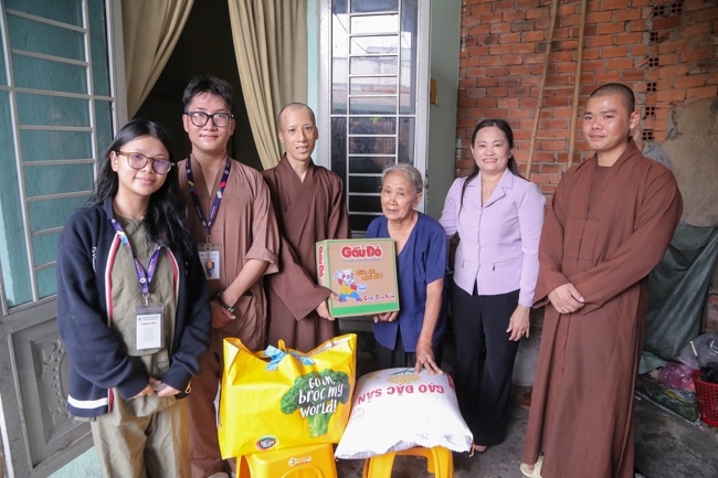 Giving gifts in the Ullambana season in the pagoda charity activities